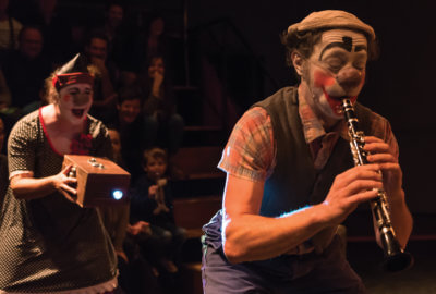 Les clowns musiciens Bibeu et Humphrey de l'Attraction Céleste dans Bobines