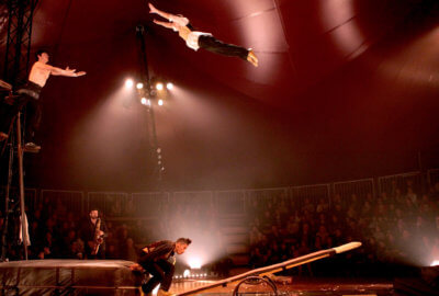 Un acrobate voltigeur du collectif Malunés