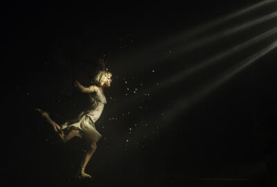 Une circassienne de la compagnie Rasposo, dans un jeu de lumières